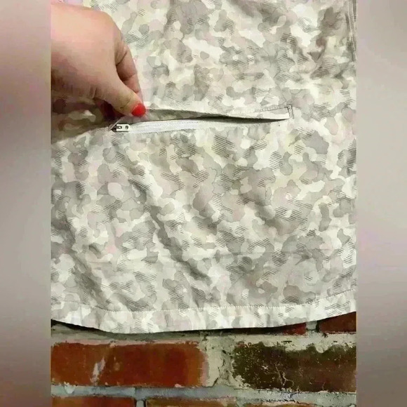 Athleta RUNNING FREE REFLECTIVE JACKET Size XXS Camo - Picture 9 of 10